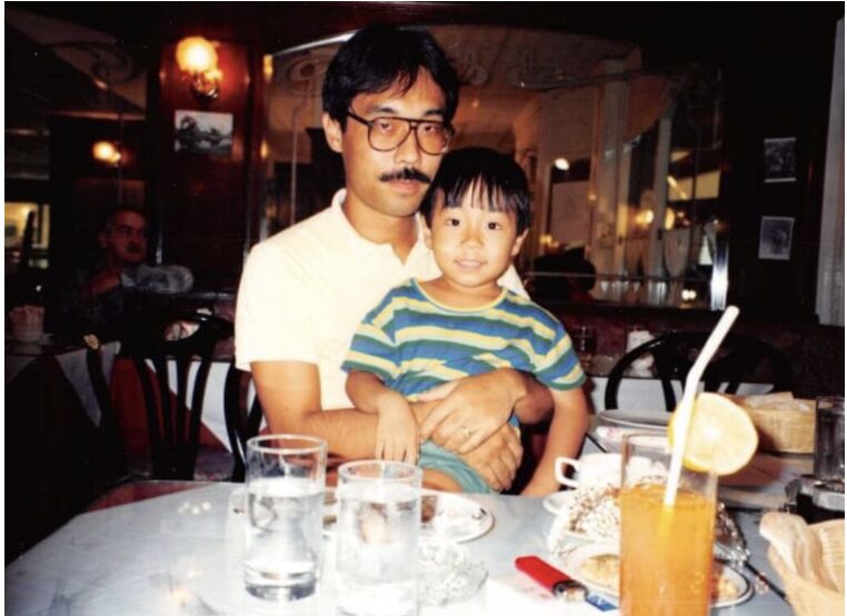 大野元裕と息子の写真