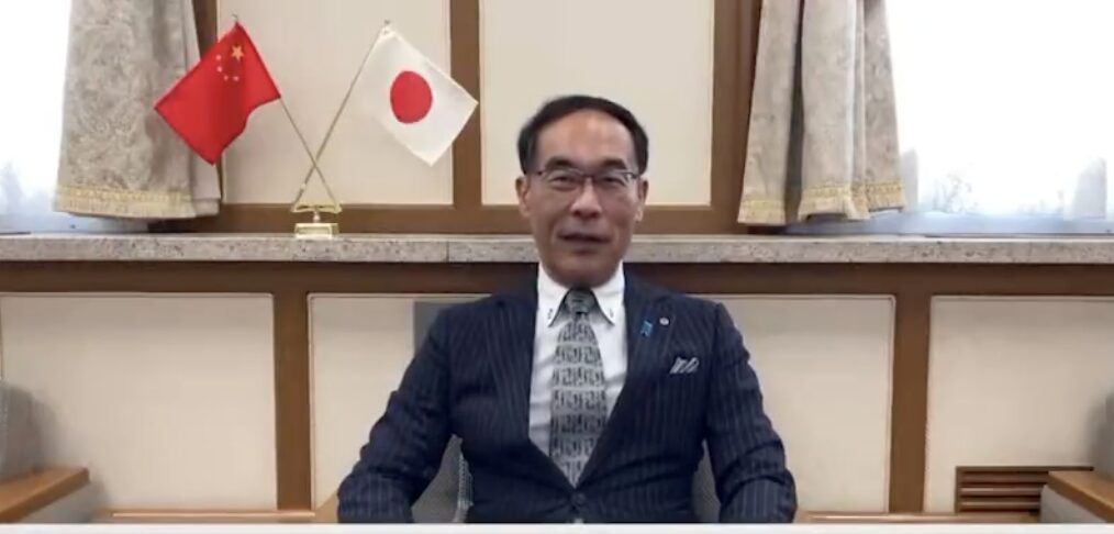 埼玉県知事の大野元裕と中国国旗